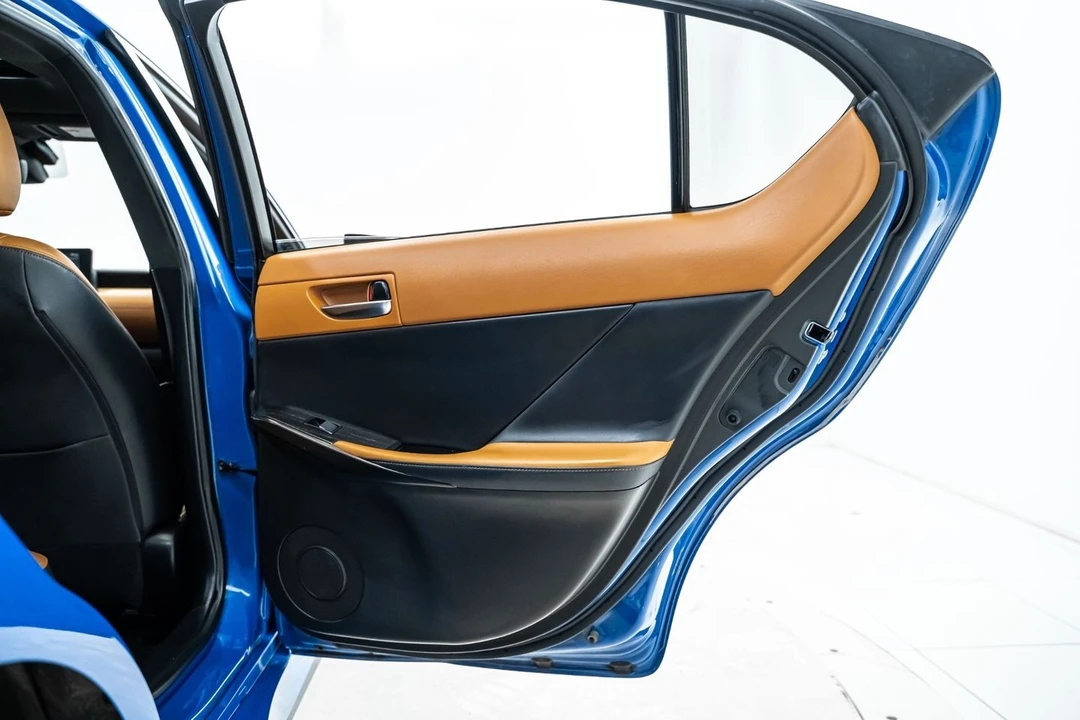 2022 Lexus IS 3rd Gen - Image 23 of 31