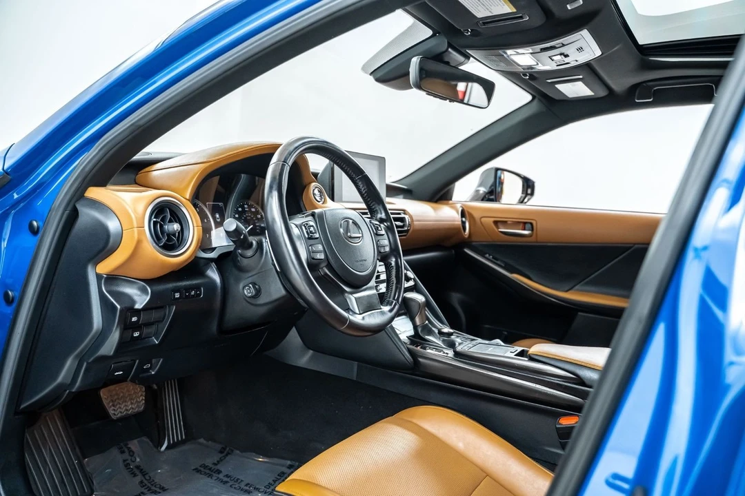 2022 Lexus IS 3rd Gen - Image 17 of 31