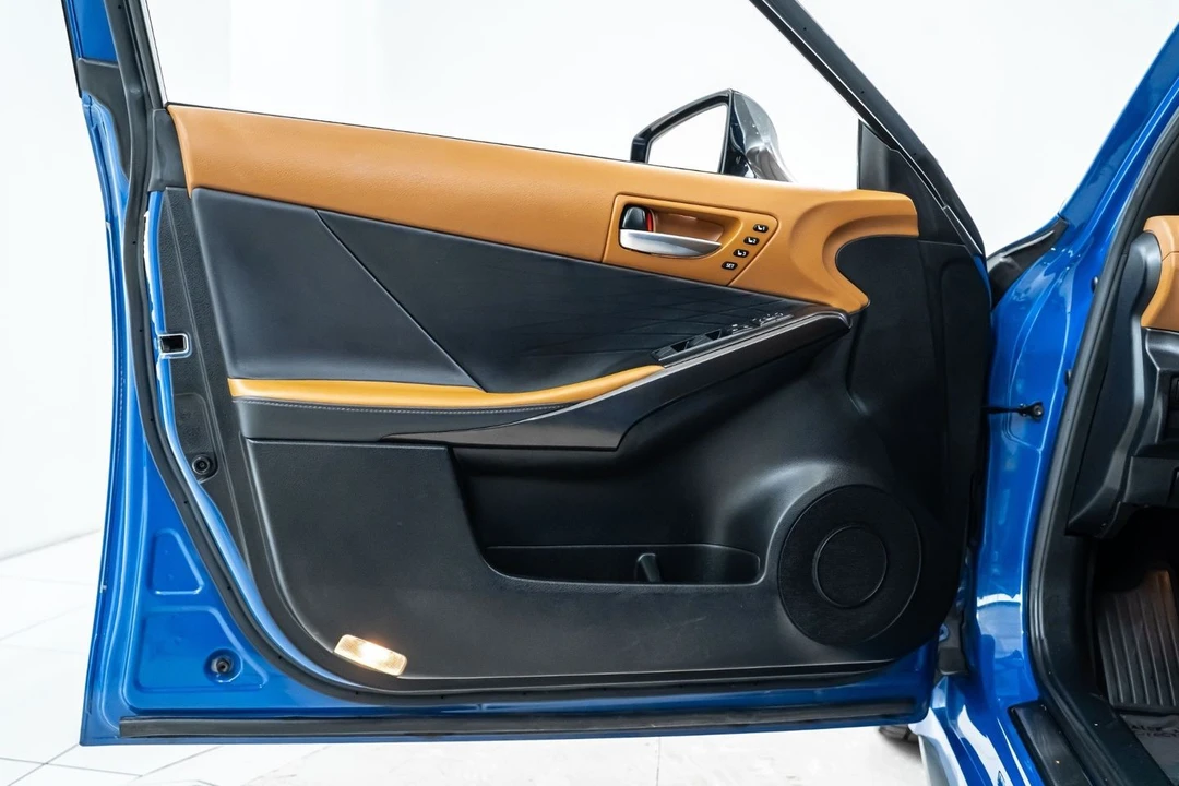 2022 Lexus IS 3rd Gen - Image 16 of 31