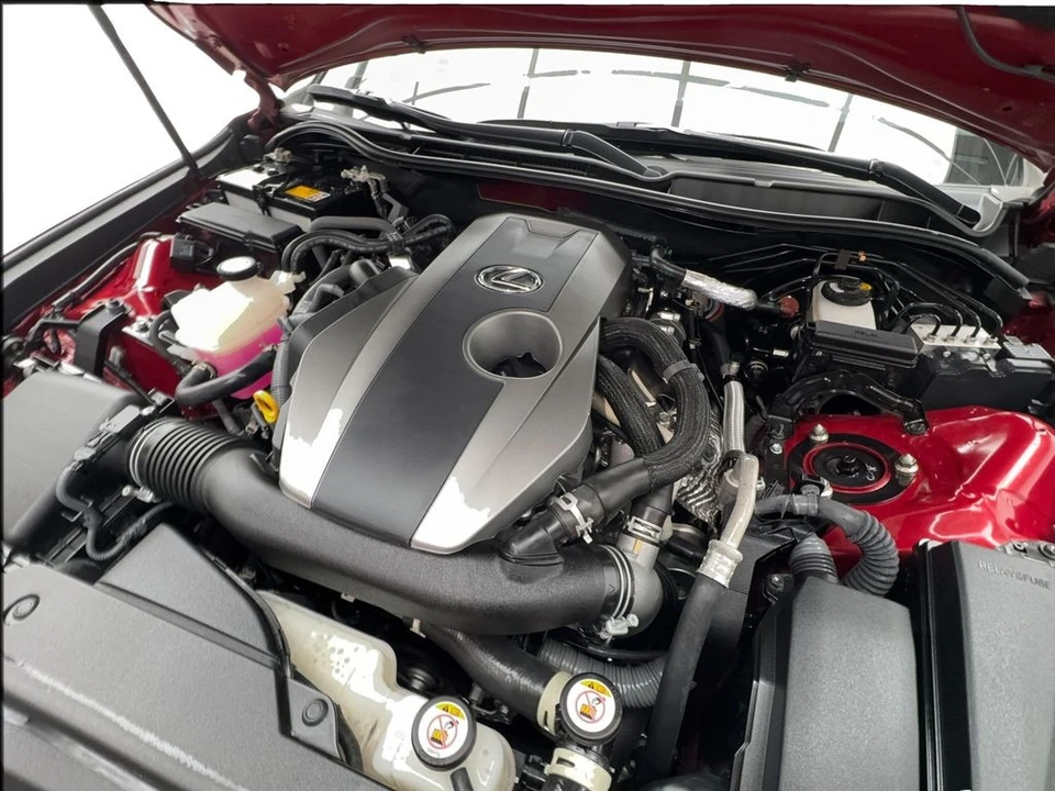 2022 Lexus IS 3rd Gen - Image 18 of 31