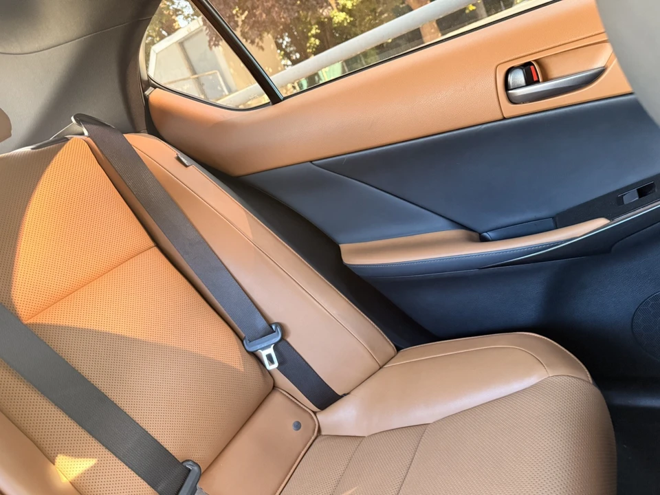 2022 Lexus IS 3rd Gen - Image 28 of 31