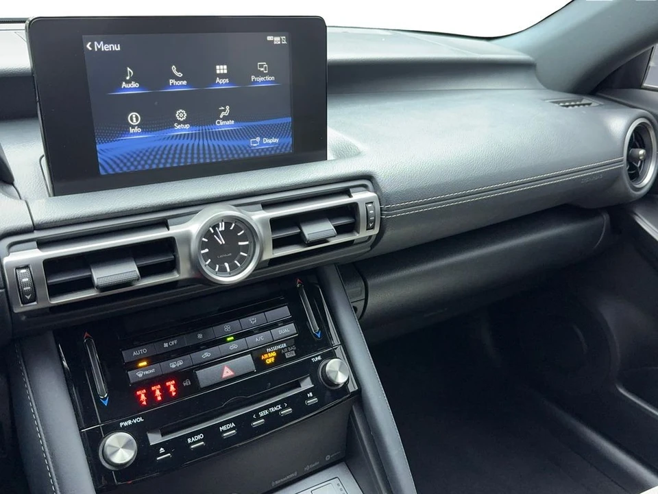 2022 Lexus - Image 21 of 31