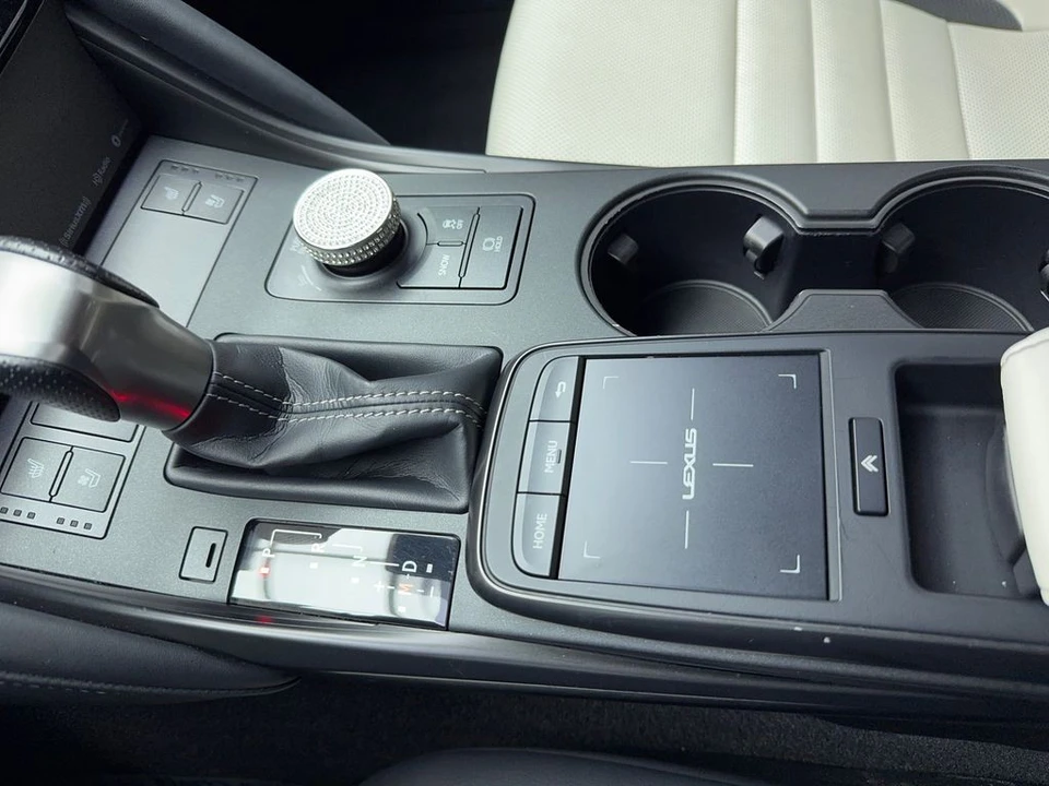 2022 Lexus - Image 28 of 31