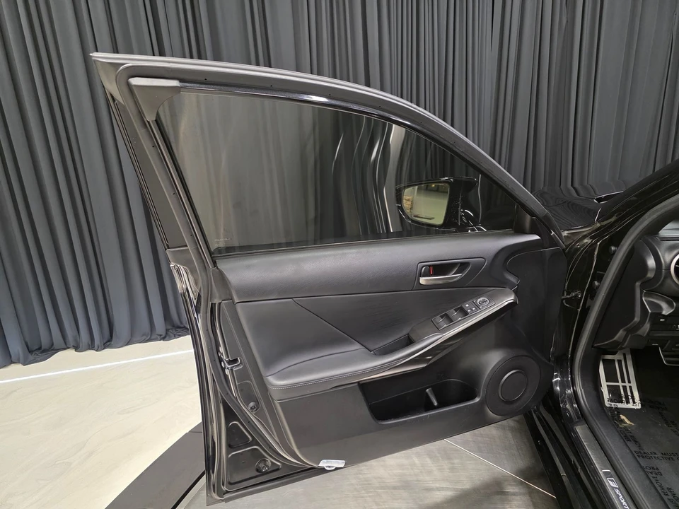 2022 Lexus IS 3rd Gen - Image 17 of 31