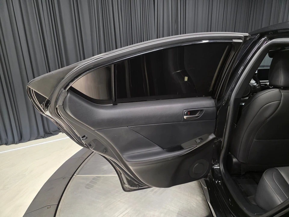 2022 Lexus IS 3rd Gen - Image 26 of 31