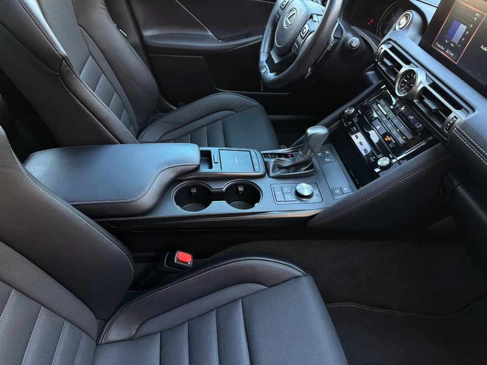 2022 Lexus IS 3rd Gen - Image 18 of 21