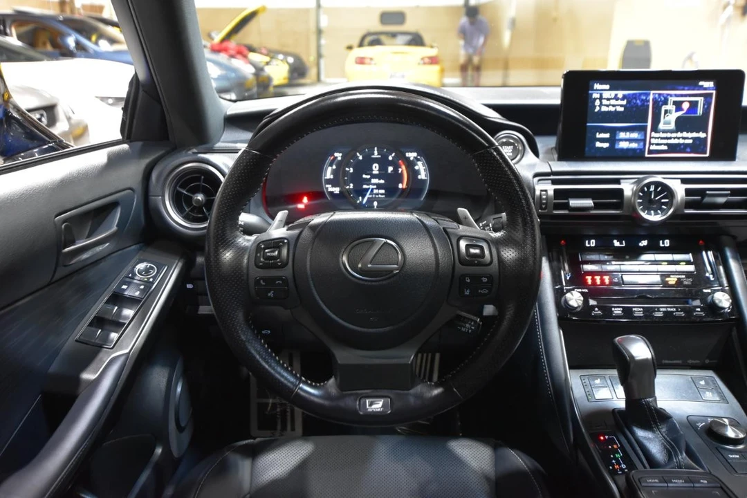 2022 Lexus IS 3rd Gen - Image 17 of 31
