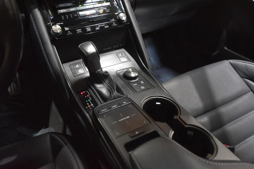 2022 Lexus IS 3rd Gen - Image 29 of 31