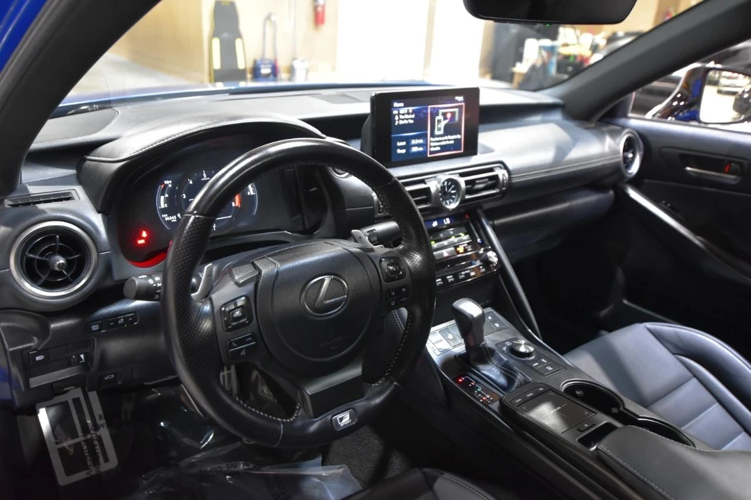 2022 Lexus IS 3rd Gen - Image 16 of 31