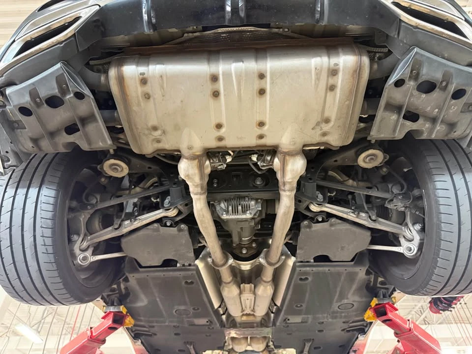 2022 Lexus LC - Image 9 of 15