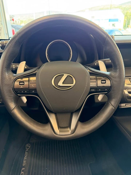 2022 Lexus LC - Image 12 of 13