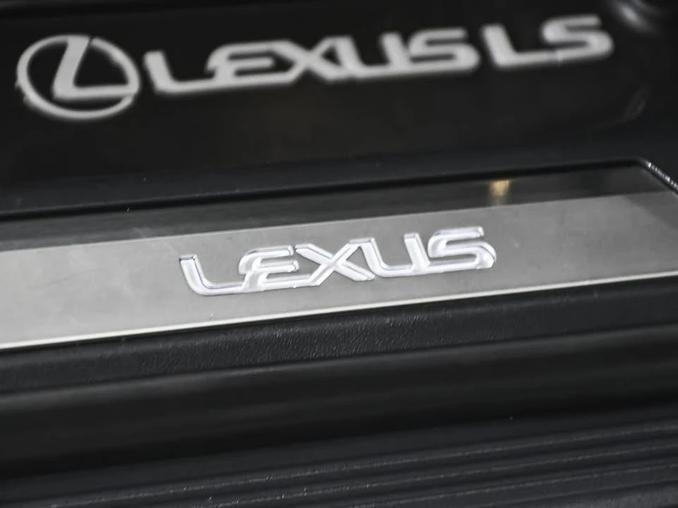 2022 Lexus LS 5th Gen - Image 14 of 17