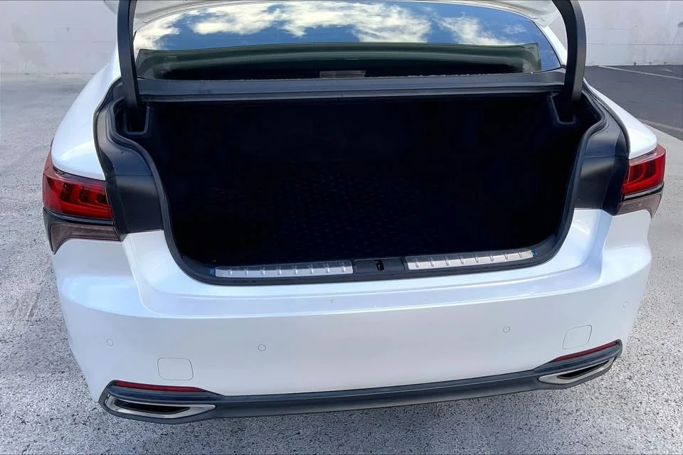 2022 Lexus LS 5th Gen - Image 18 of 20