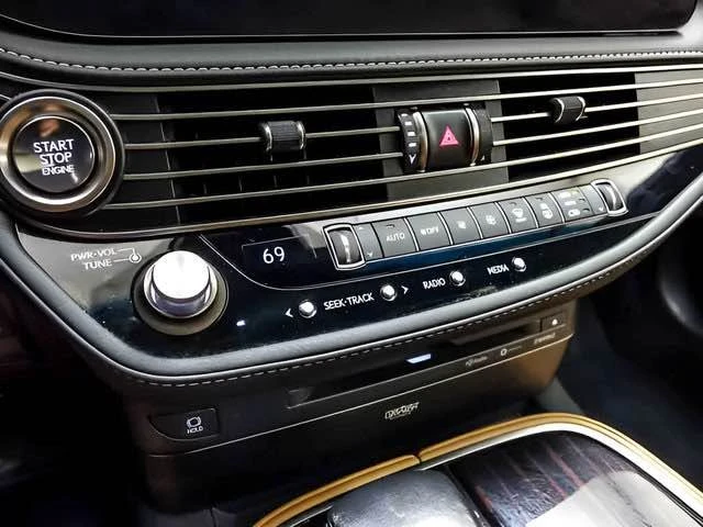 2022 Lexus LS 5th Gen - Image 13 of 17