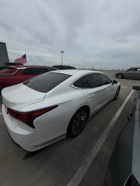 2022 Lexus LS 5th Gen - Image 6 of 7