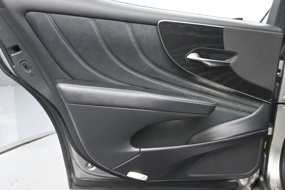 2022 Lexus LS 5th Gen - Image 19 of 20