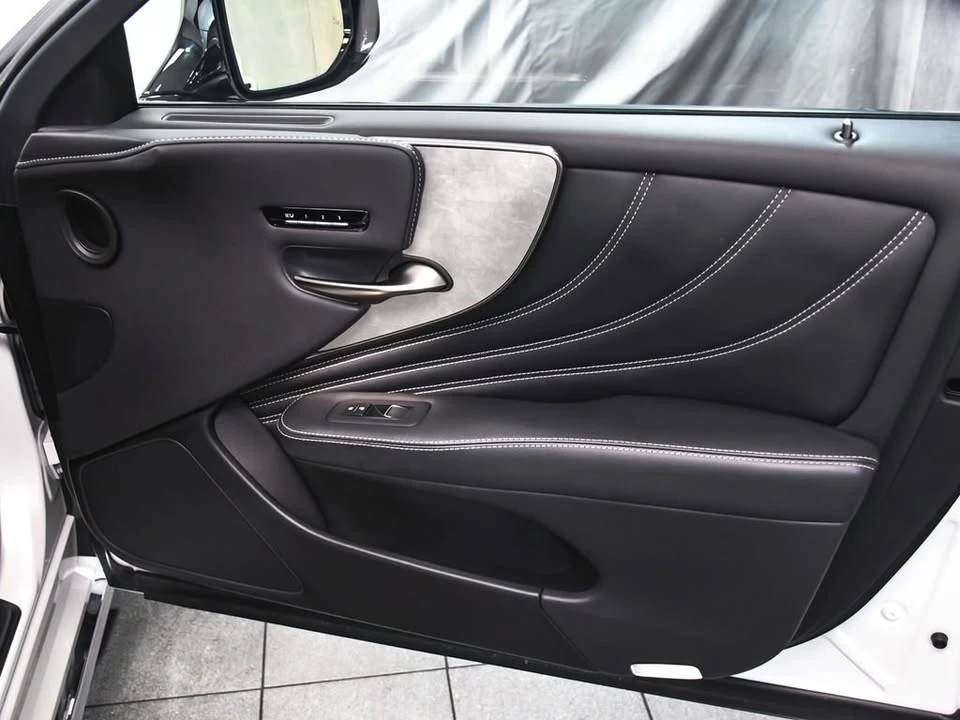 2022 Lexus LS 5th Gen - Image 18 of 20