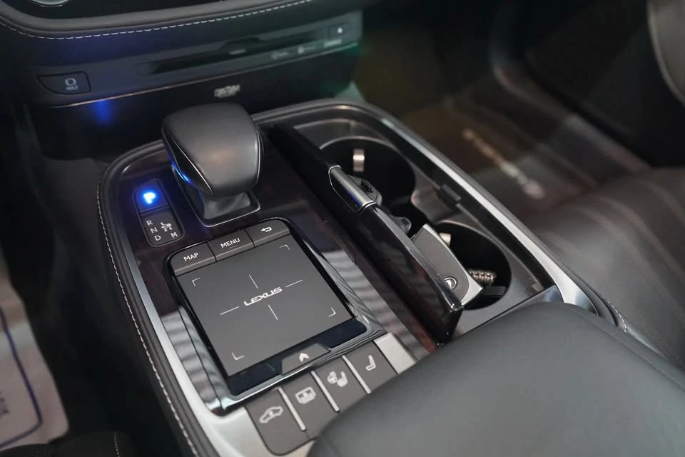 2022 Lexus LS 5th Gen - Image 8 of 20