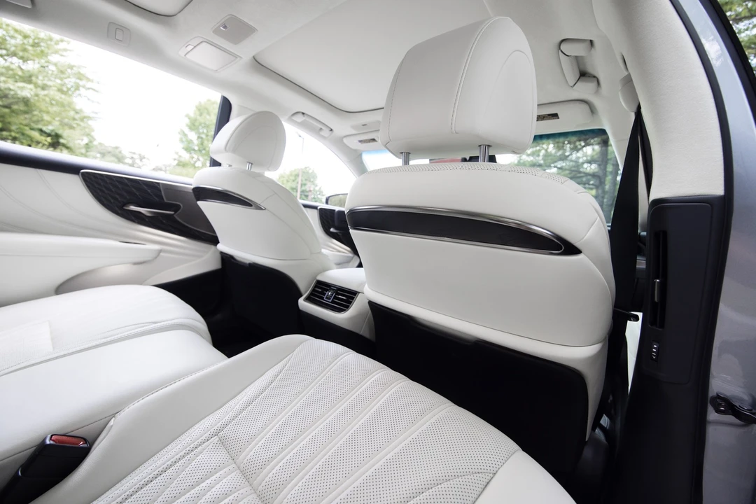2022 Lexus LS 5th Gen - Image 26 of 31