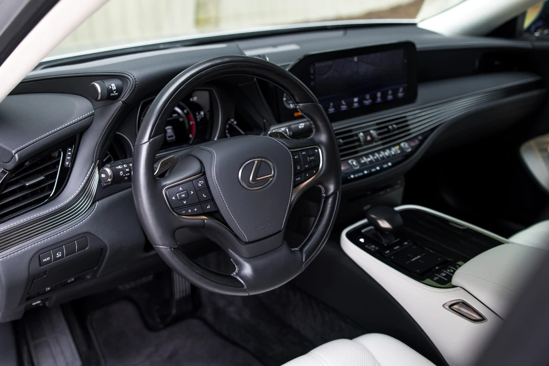 2022 Lexus LS 5th Gen - Image 19 of 31