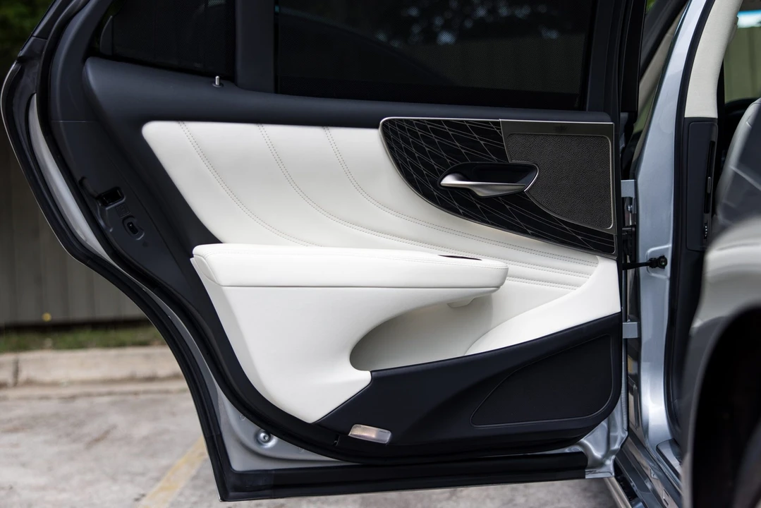2022 Lexus LS 5th Gen - Image 23 of 31