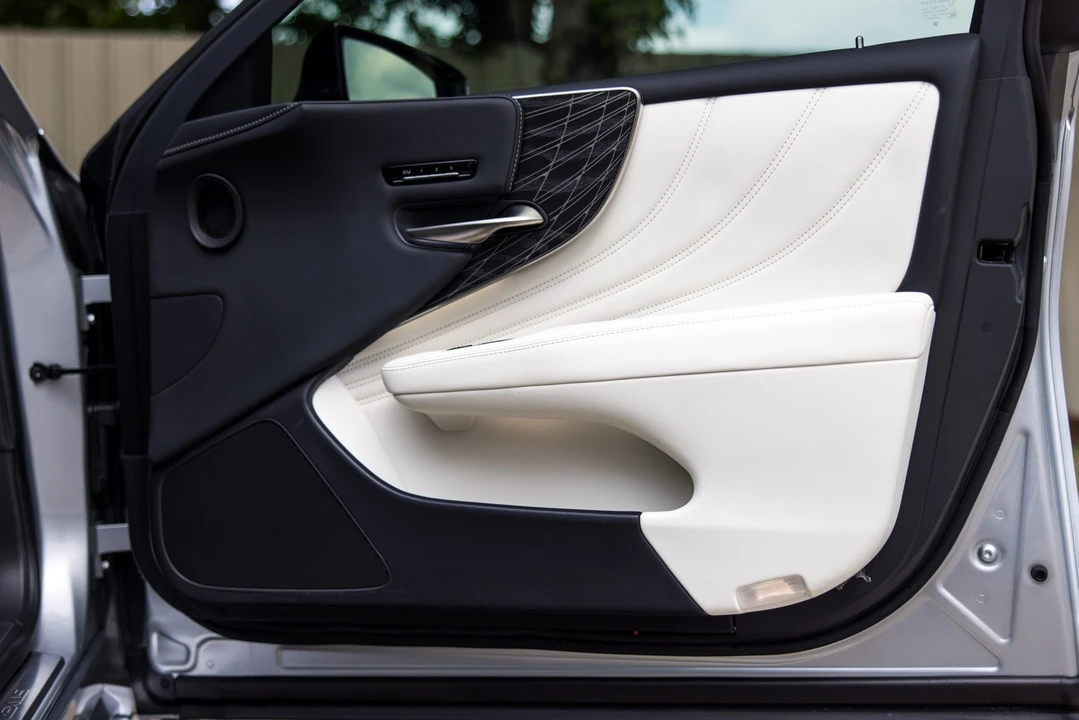 2022 Lexus LS 5th Gen - Image 22 of 31