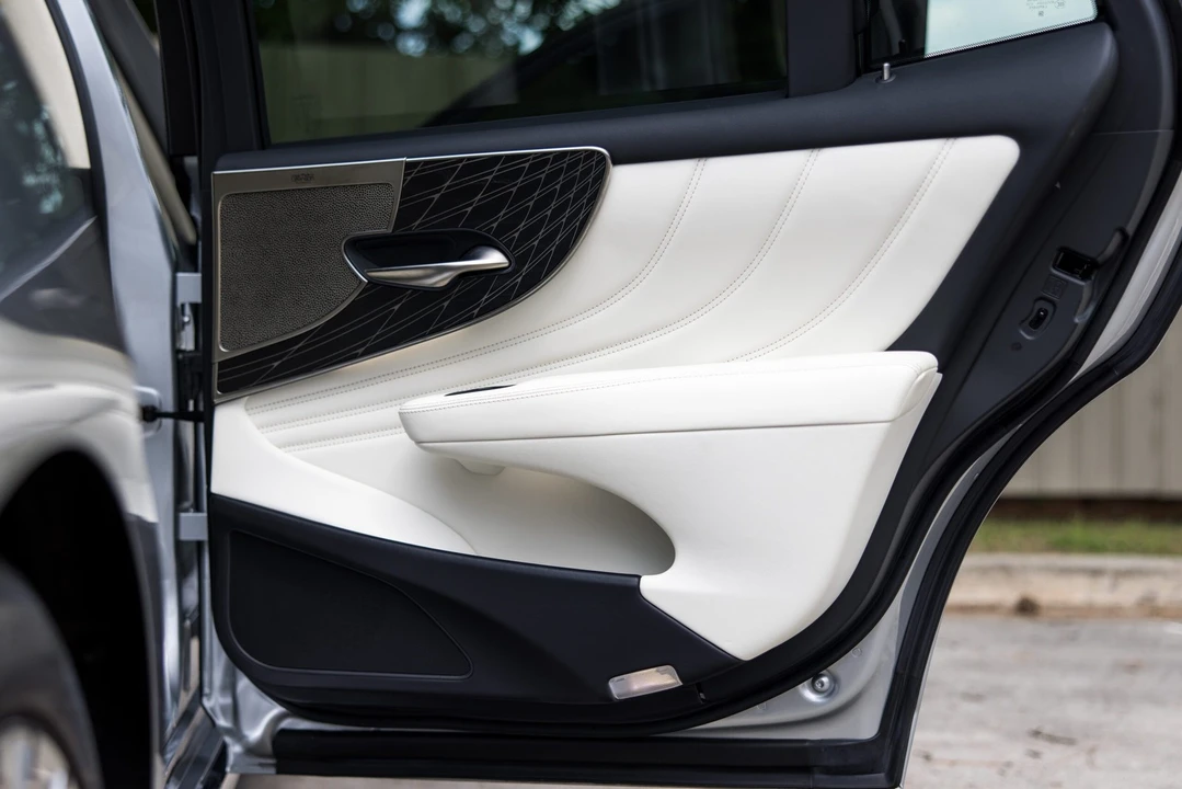 2022 Lexus LS 5th Gen - Image 21 of 31
