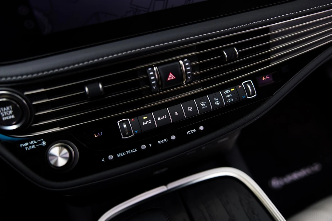 2022 Lexus LS 5th Gen - Image 10 of 31
