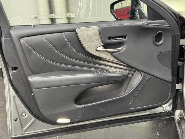 2022 Lexus LS 5th Gen - Image 20 of 31