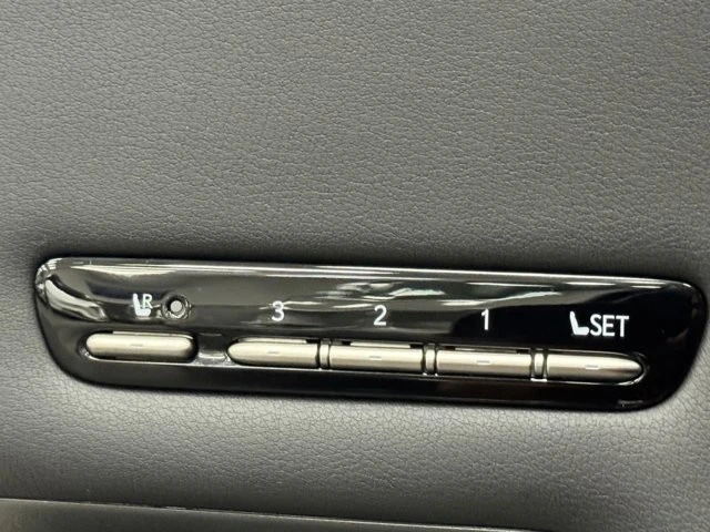 2022 Lexus LS 5th Gen - Image 22 of 31