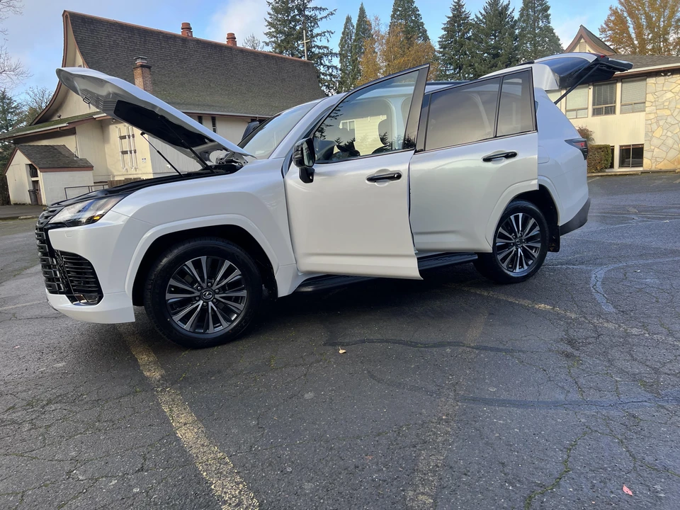 2022 Lexus LX 4th Gen - Image 28 of 31