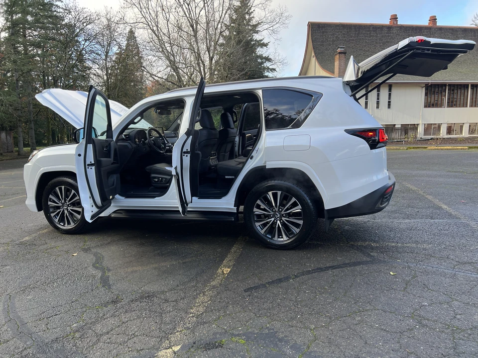 2022 Lexus LX 4th Gen - Image 29 of 31