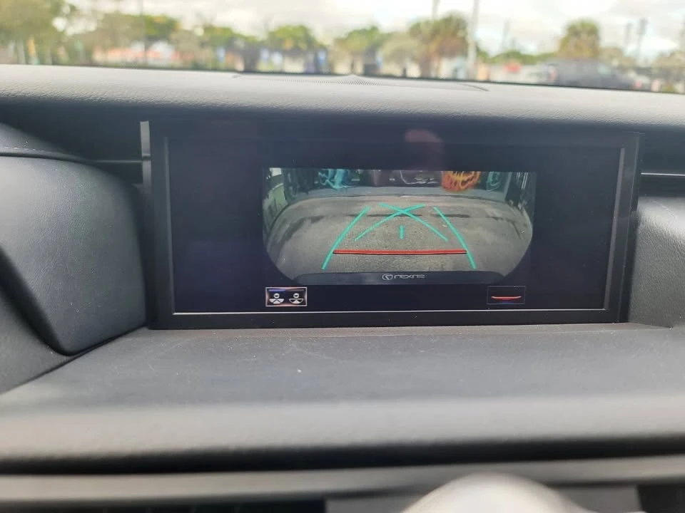 2022 Lexus RC - Image 17 of 20