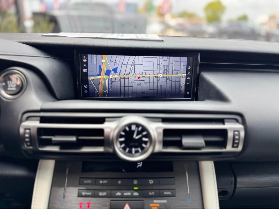 2022 Lexus RC - Image 18 of 20