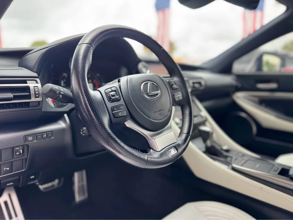 2022 Lexus RC - Image 15 of 20