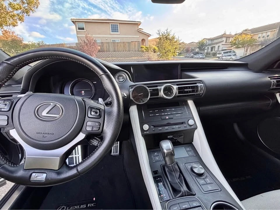 2022 Lexus RC - Image 7 of 12