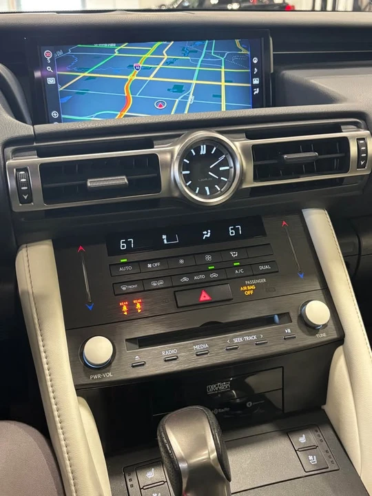 2022 Lexus RC - Image 9 of 10