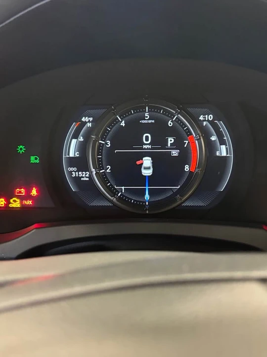 2022 Lexus RC - Image 8 of 10
