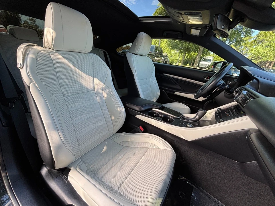 2022 Lexus RC - Image 25 of 31