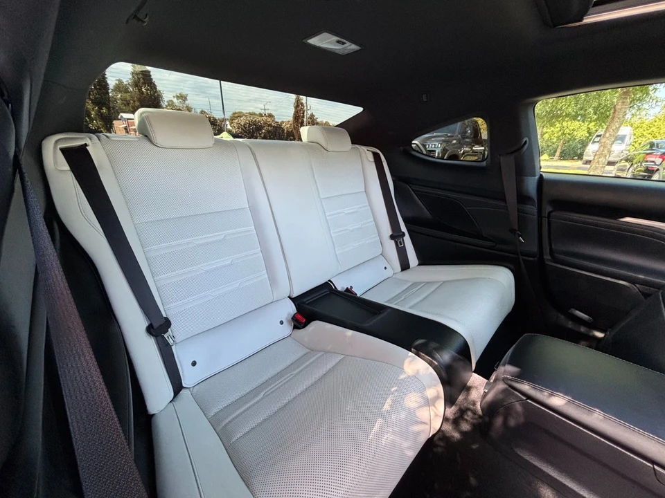 2022 Lexus RC - Image 27 of 31