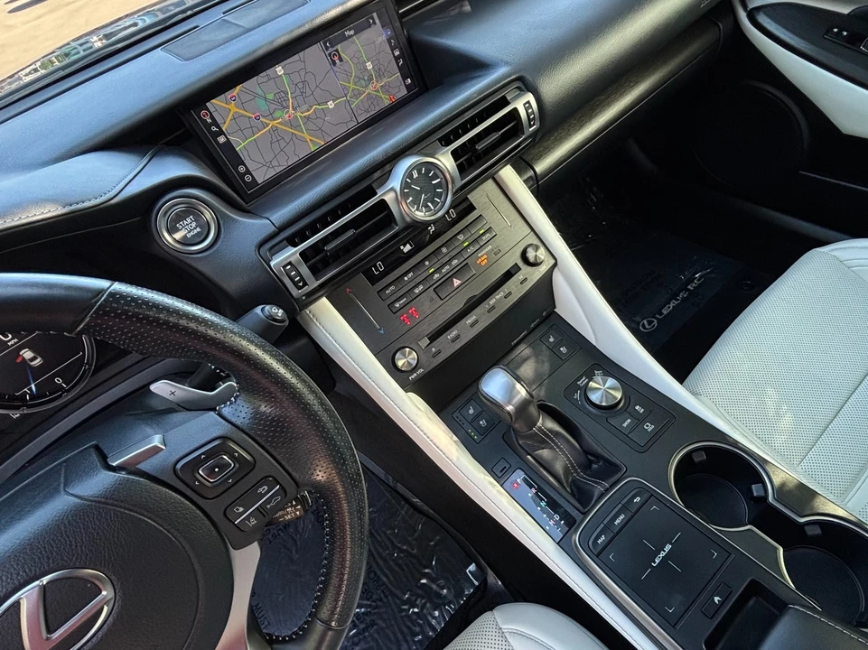 2022 Lexus RC - Image 21 of 31