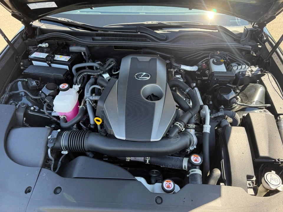 2022 Lexus RC - Image 13 of 31