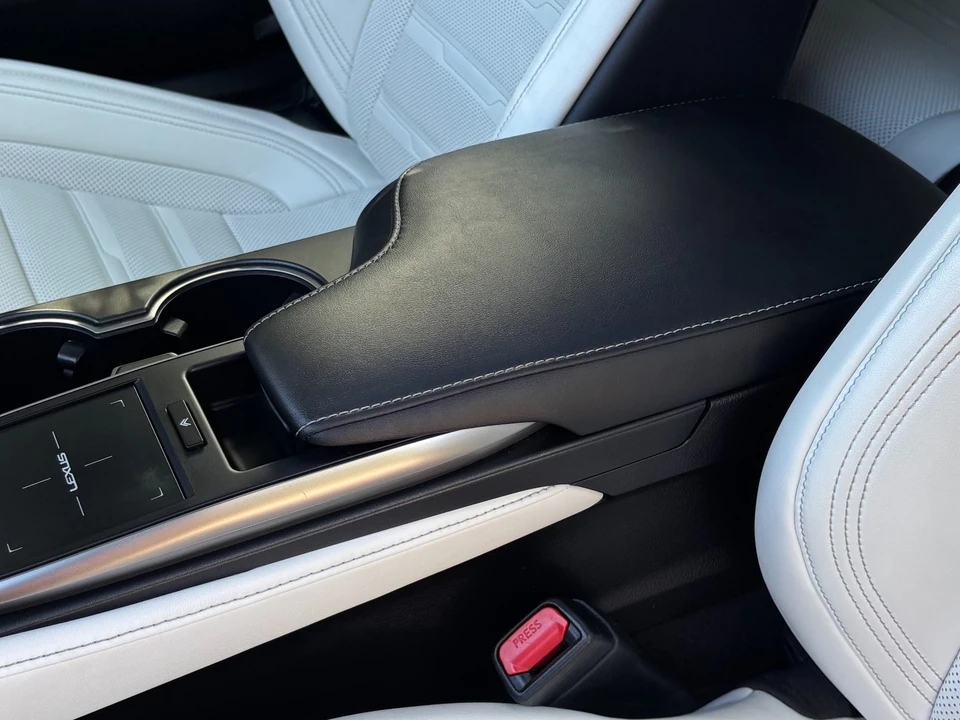 2022 Lexus RC - Image 19 of 31