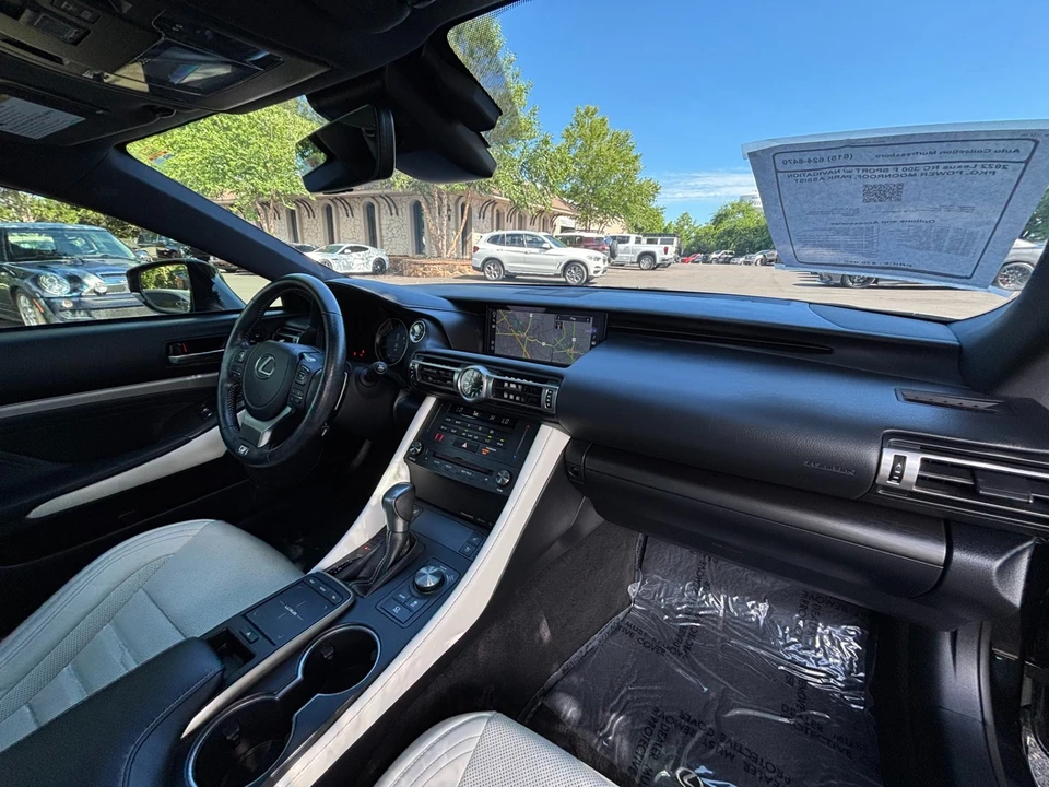2022 Lexus RC - Image 24 of 31