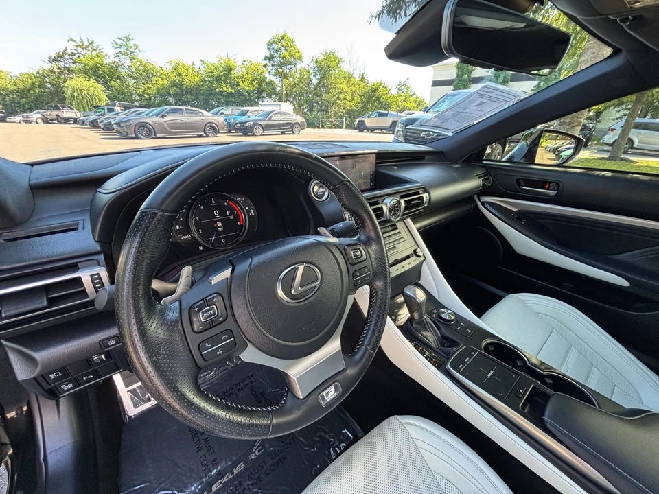 2022 Lexus RC - Image 17 of 31