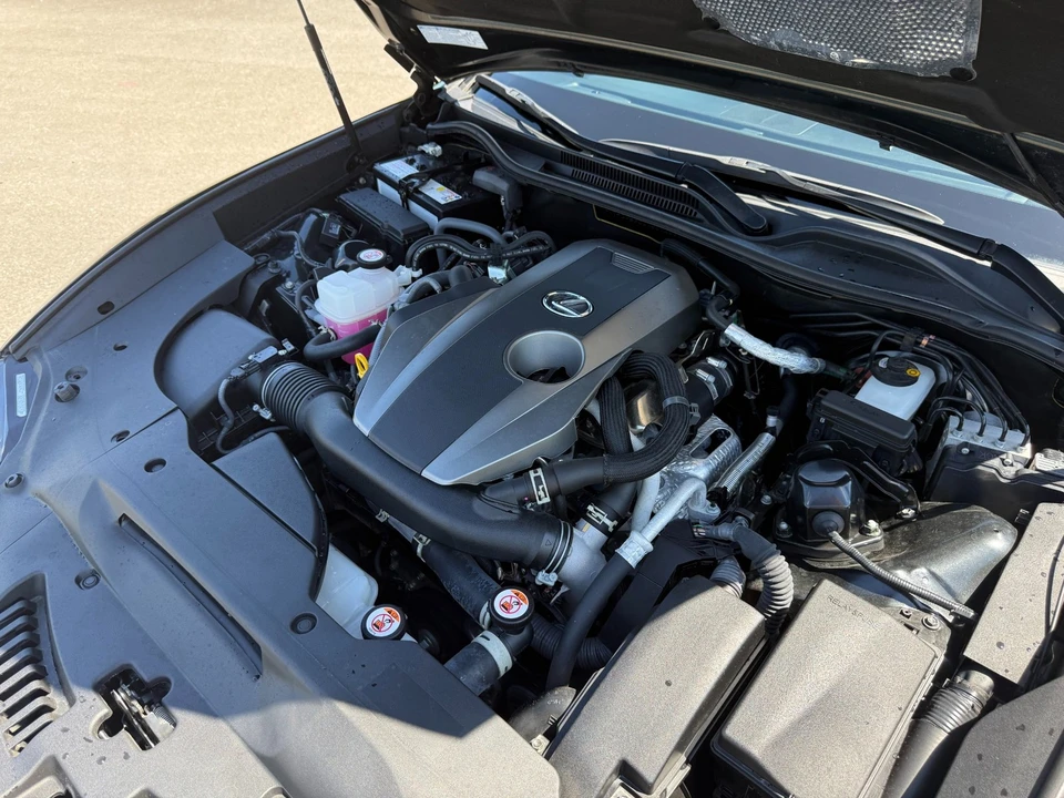 2022 Lexus RC - Image 14 of 31