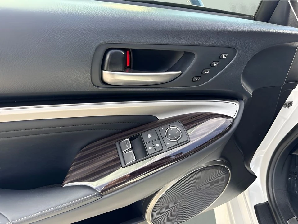2022 Lexus RC - Image 18 of 24