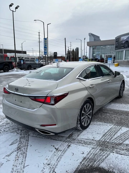 2022 Lexus ES 7th Gen - Image 4 of 11