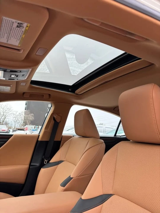2022 Lexus ES 7th Gen - Image 9 of 11