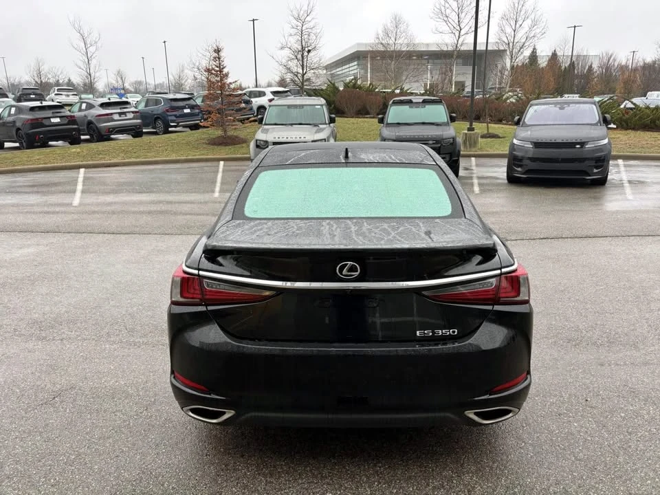 2022 Lexus ES 7th Gen - Image 2 of 10
